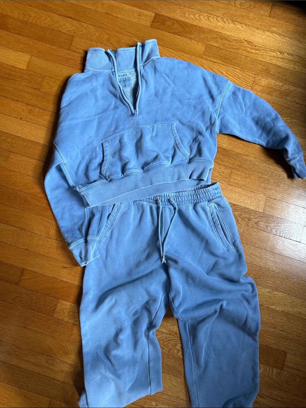 Abercrombie Sunday Sweats
Cropped Hoodie & Sweatpants
Set size medium